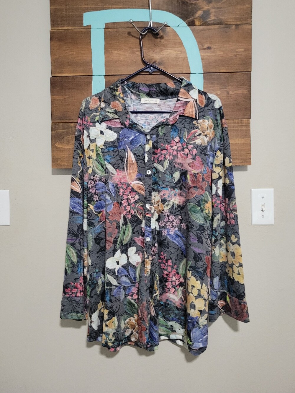 Jess & Jane Floral The Juliette Button Down Shirt with 3/4 Cuff Sleeves Size 2x